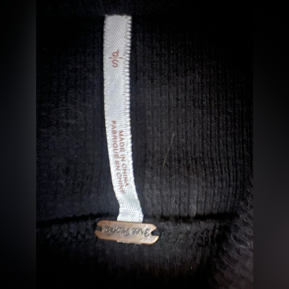 Black Small Free People long Sleeve Thermal with Crocheted Sleeves NWOT - Picture 2 of 4